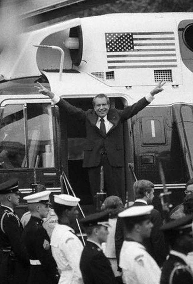 richard nixon boarding air force one helicopter for last time